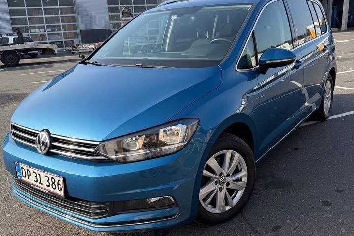 Blå VW Touran fra 2020