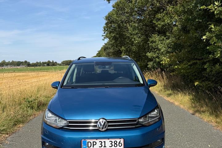 Blå VW Touran fra 2020