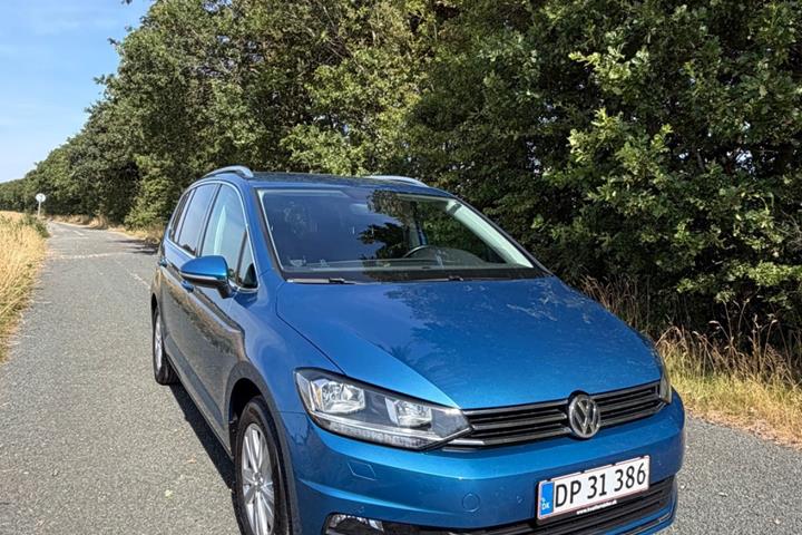 Blå VW Touran fra 2020