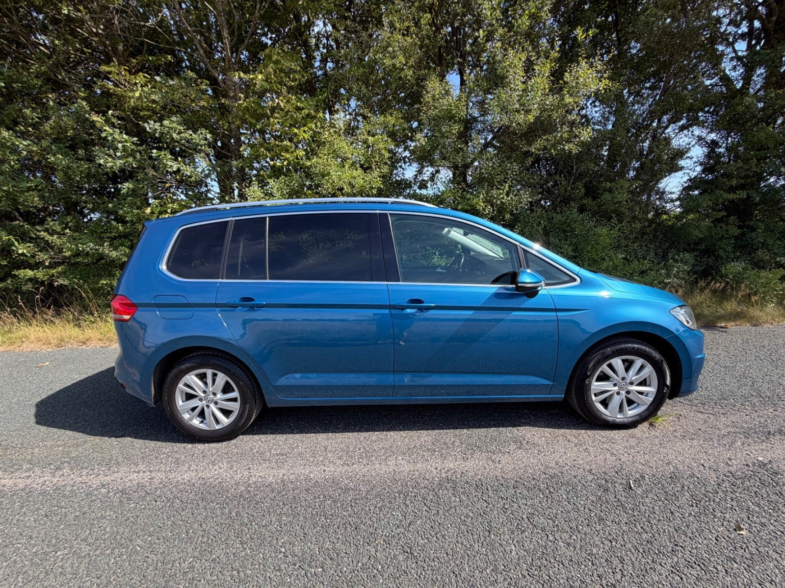 Blå VW Touran fra 2020