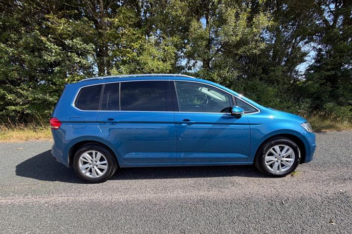 Blå VW Touran fra 2020