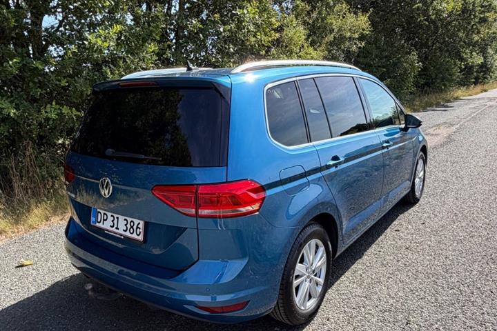 Blå VW Touran fra 2020