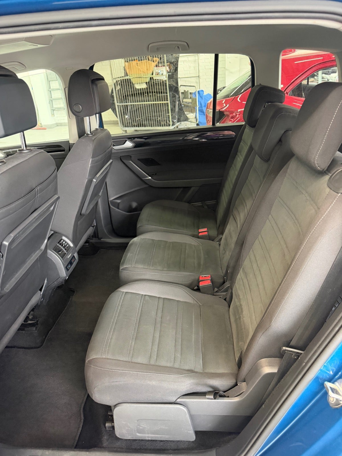 Blå VW Touran fra 2020