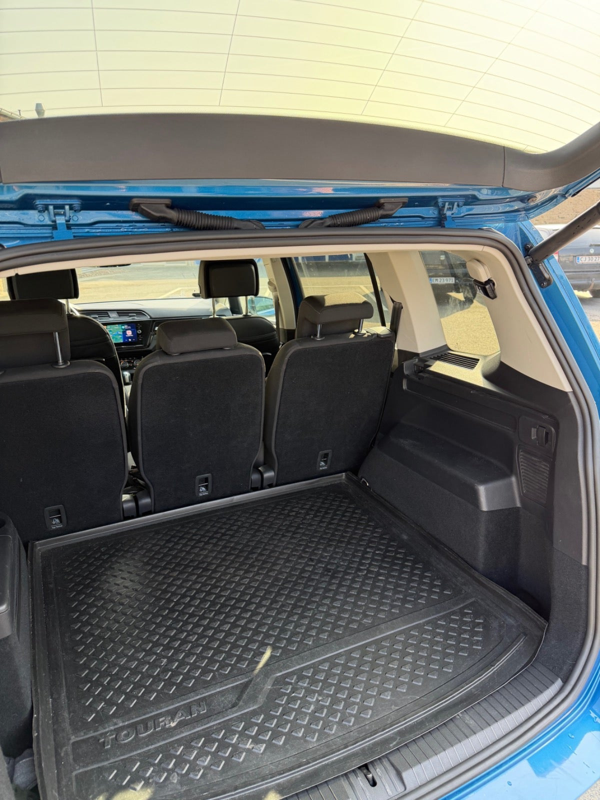 Blå VW Touran fra 2020
