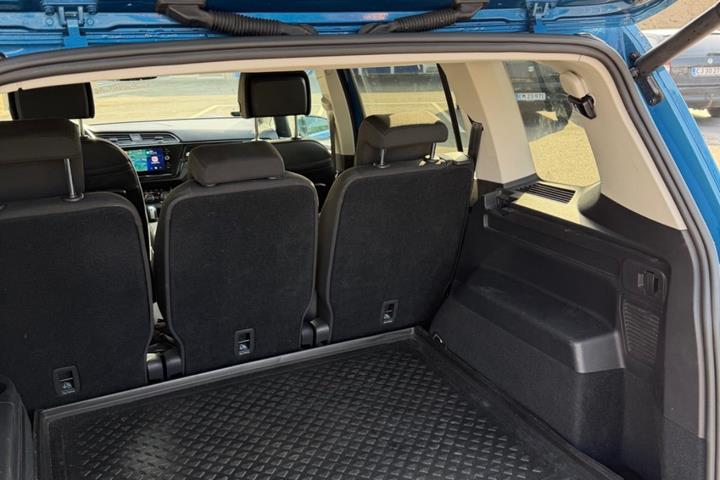 Blå VW Touran fra 2020