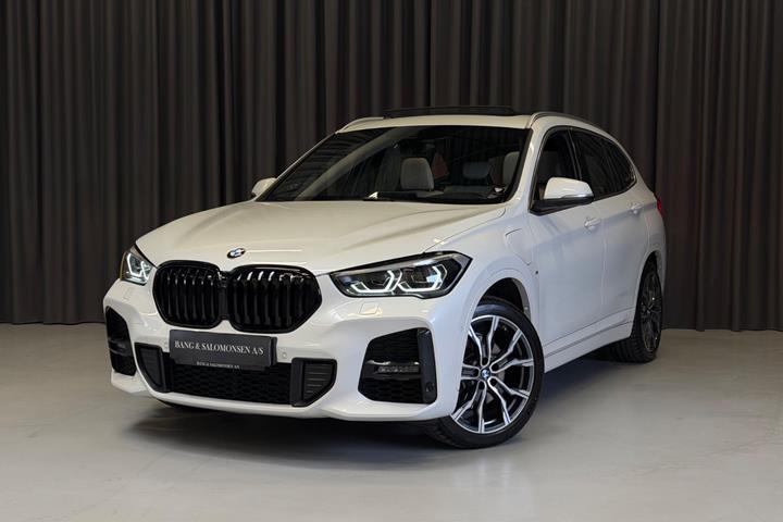 Hvid BMW X1 fra 2022 set udefra