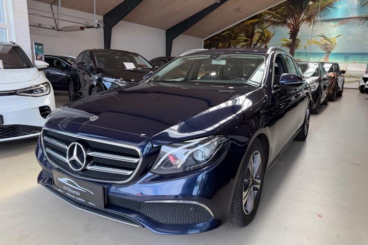 Blå Mercedes E220 d fra 2019