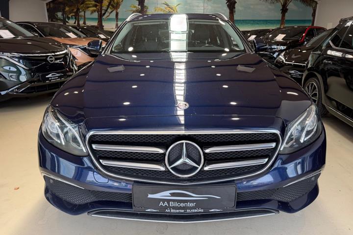 Blå Mercedes E220 d fra 2019