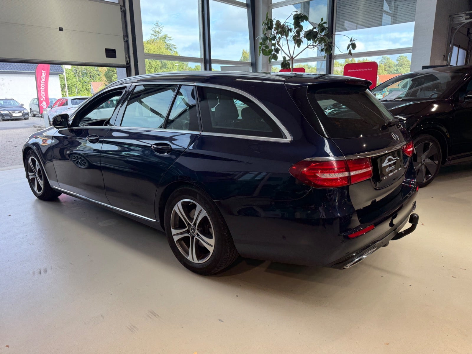 Blå Mercedes E220 d fra 2019