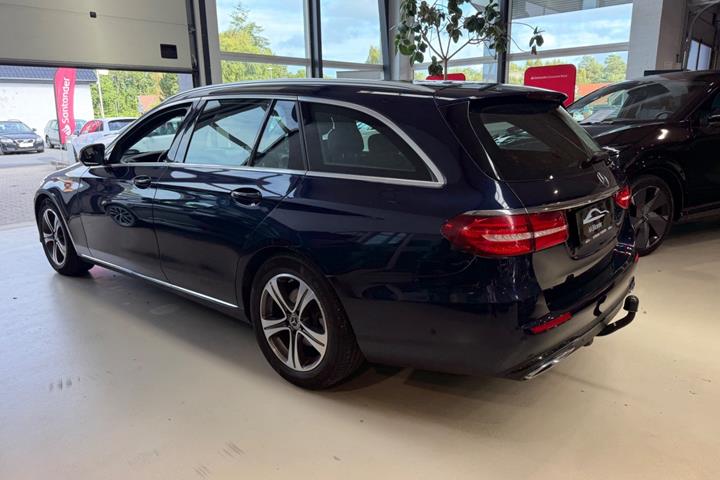 Blå Mercedes E220 d fra 2019