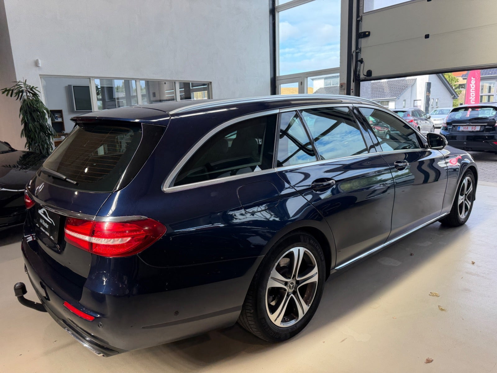 Blå Mercedes E220 d fra 2019