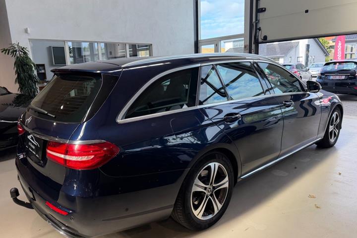 Blå Mercedes E220 d fra 2019