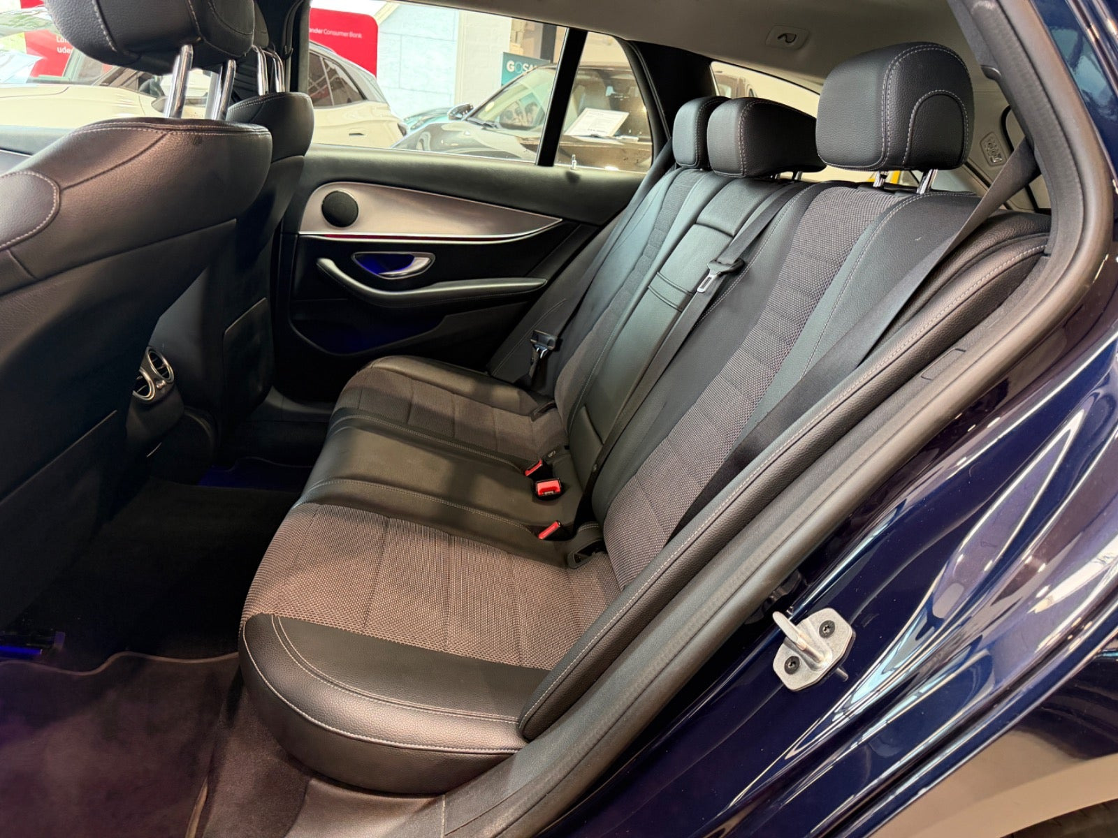 Blå Mercedes E220 d fra 2019