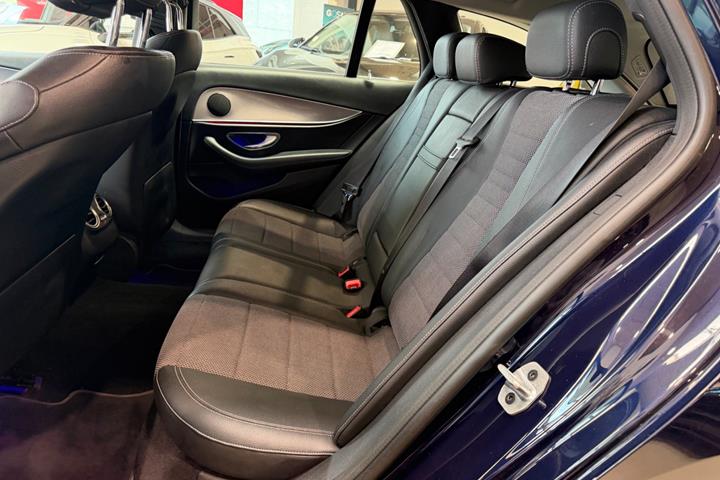 Blå Mercedes E220 d fra 2019