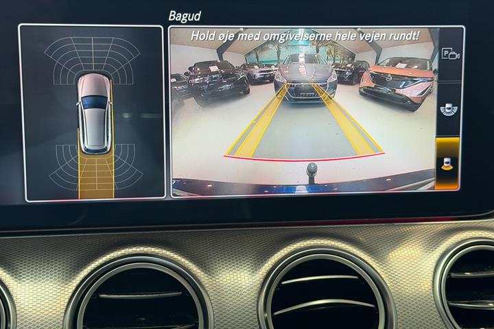 Blå Mercedes E220 d fra 2019