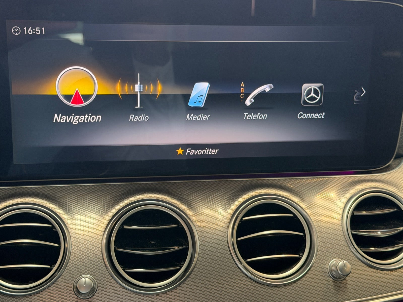 Blå Mercedes E220 d fra 2019