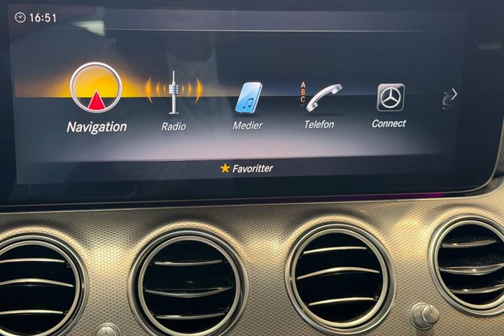 Blå Mercedes E220 d fra 2019
