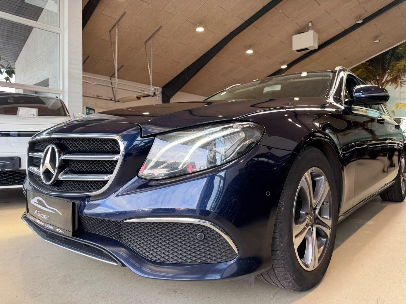Blå Mercedes E220 d fra 2019