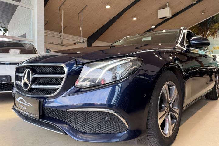 Blå Mercedes E220 d fra 2019
