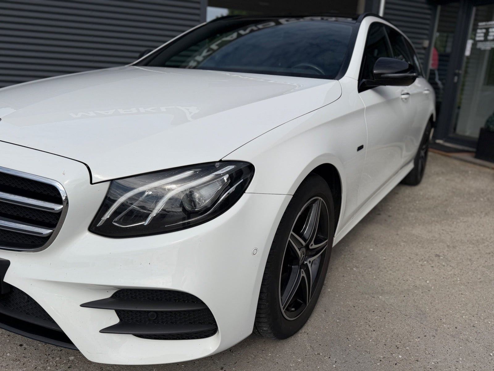 Hvid Mercedes E300 de fra 2019