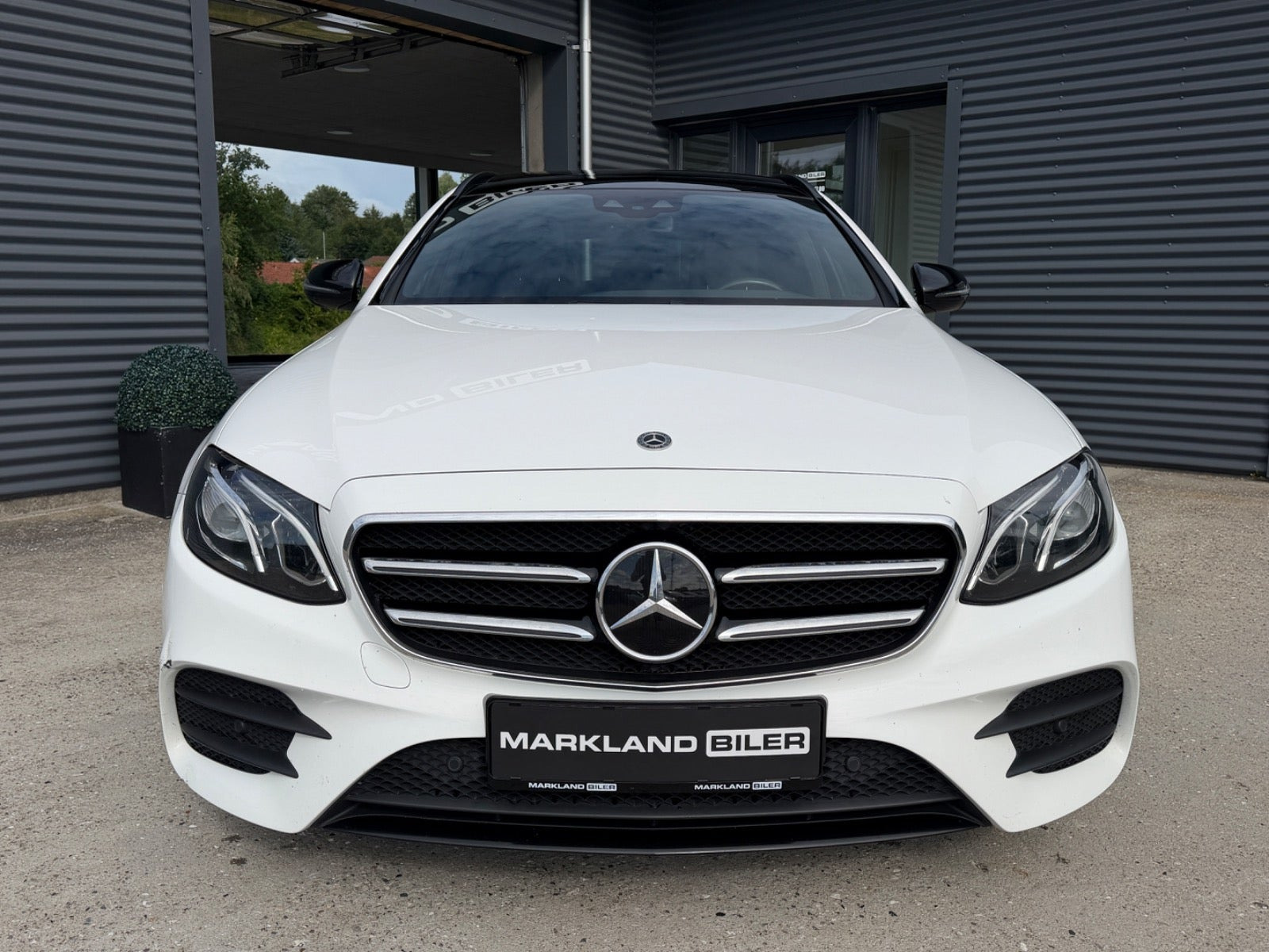 Hvid Mercedes E300 de fra 2019