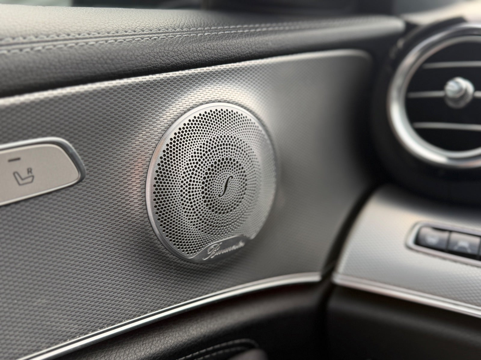 Hvid Mercedes E300 de fra 2019