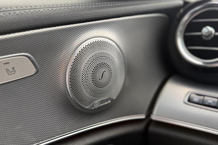 Hvid Mercedes E300 de fra 2019