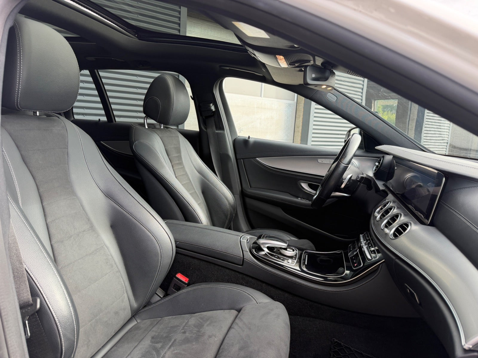 Hvid Mercedes E300 de fra 2019