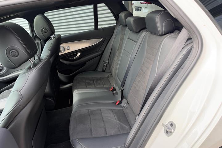 Hvid Mercedes E300 de fra 2019