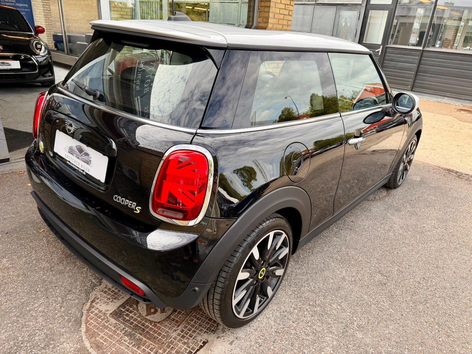 Sort Mini Cooper SE fra 2022