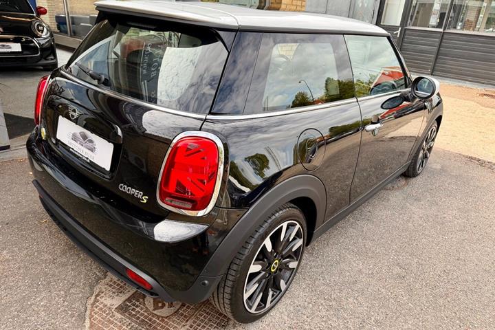 Sort Mini Cooper SE fra 2022