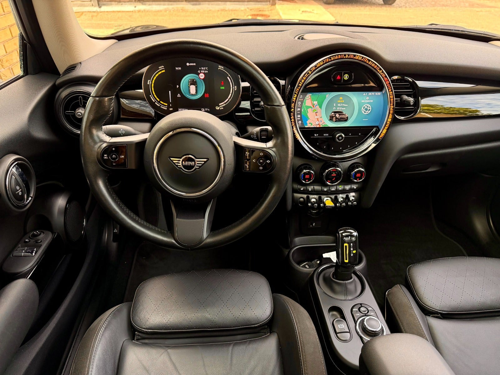 Sort Mini Cooper SE fra 2022