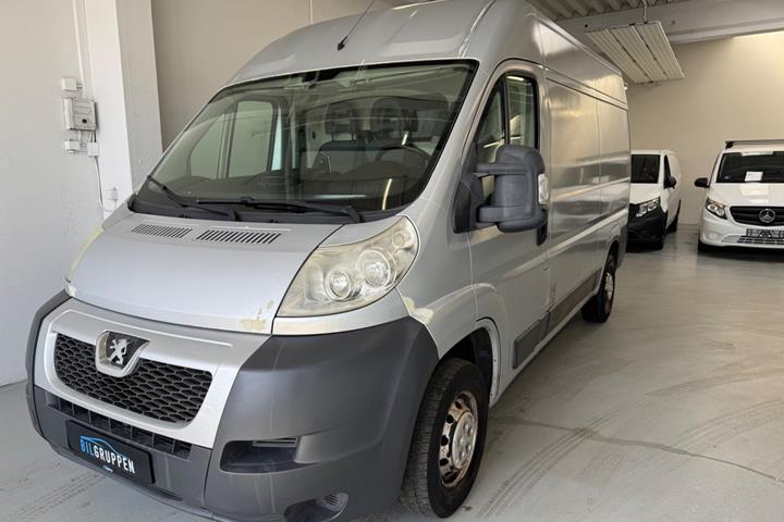 Grå Peugeot Boxer 330 fra 2008