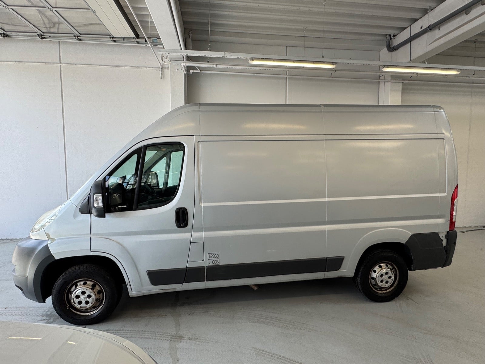 Grå Peugeot Boxer 330 fra 2008