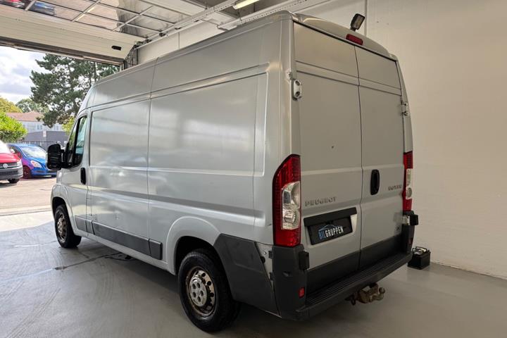 Grå Peugeot Boxer 330 fra 2008