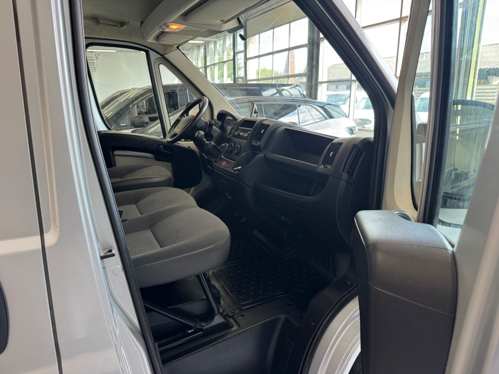 Grå Peugeot Boxer 330 fra 2008