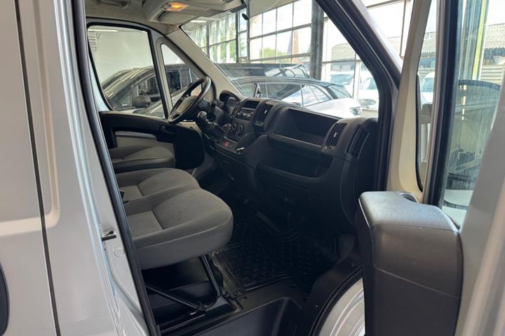Grå Peugeot Boxer 330 fra 2008
