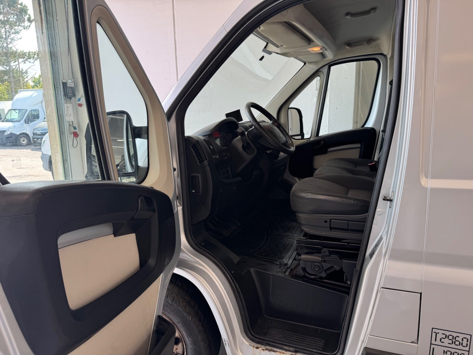 Grå Peugeot Boxer 330 fra 2008