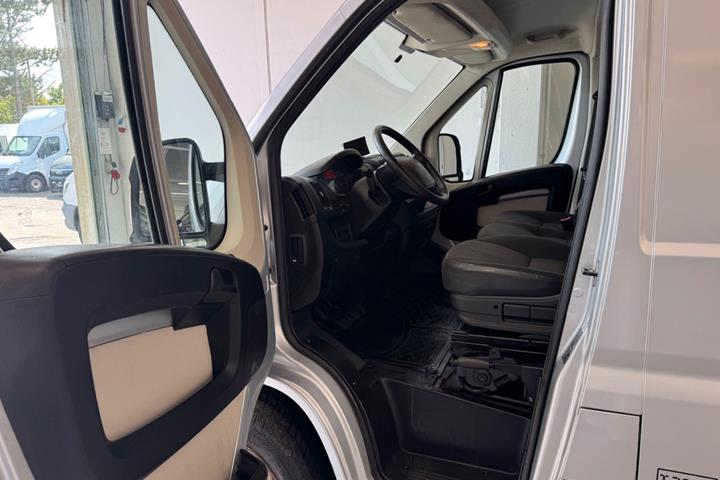 Grå Peugeot Boxer 330 fra 2008