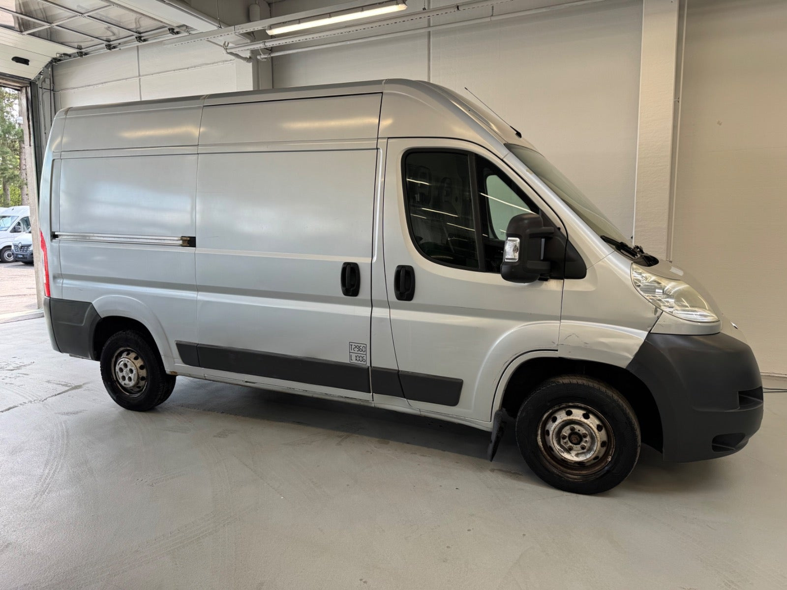 Grå Peugeot Boxer 330 fra 2008