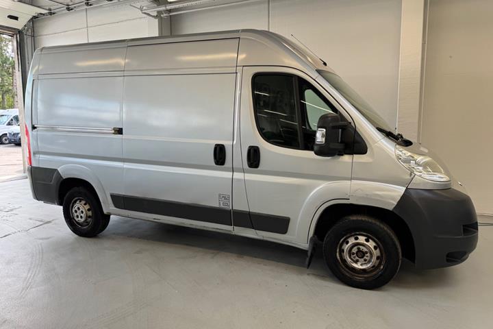 Grå Peugeot Boxer 330 fra 2008