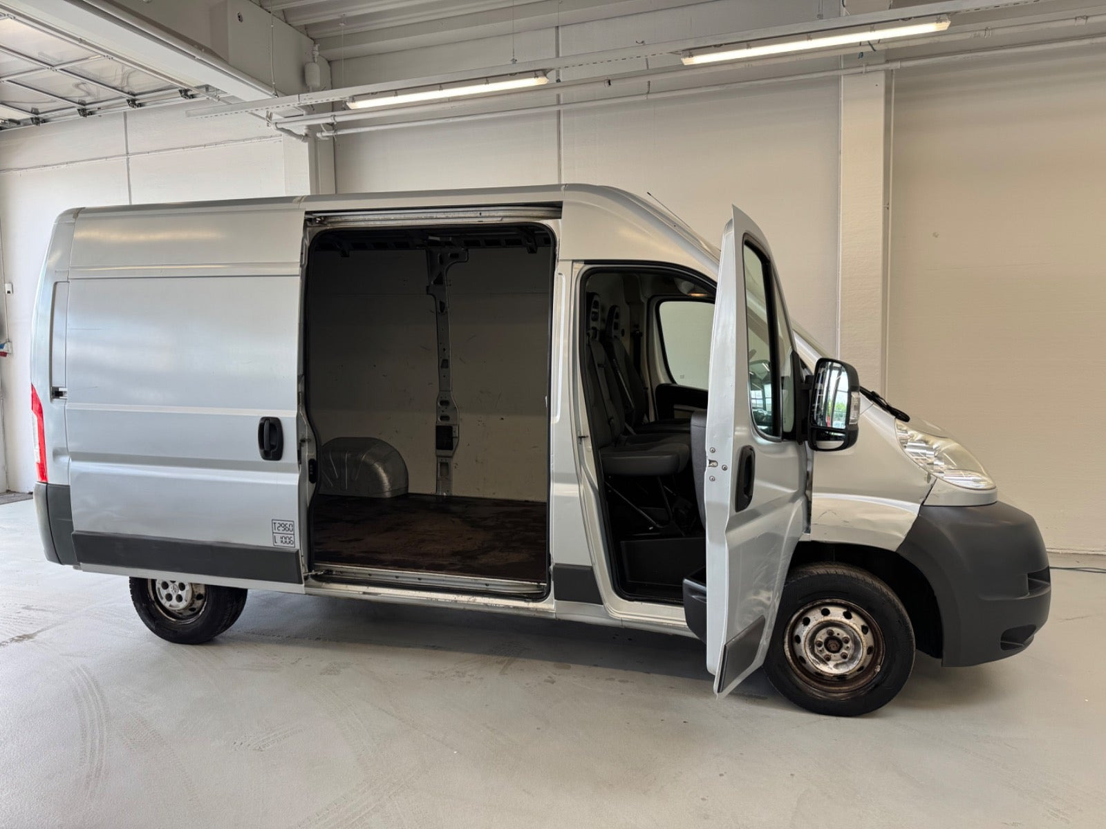 Grå Peugeot Boxer 330 fra 2008