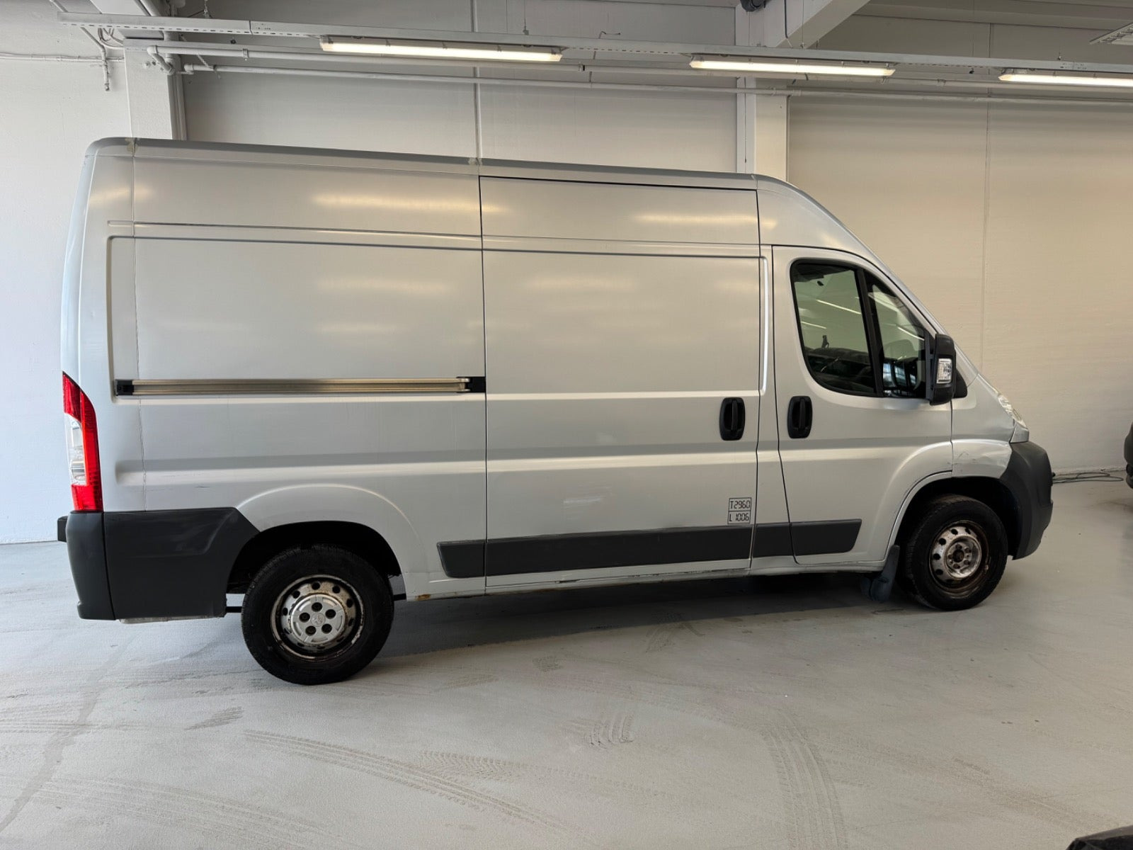 Grå Peugeot Boxer 330 fra 2008