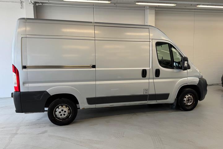 Grå Peugeot Boxer 330 fra 2008