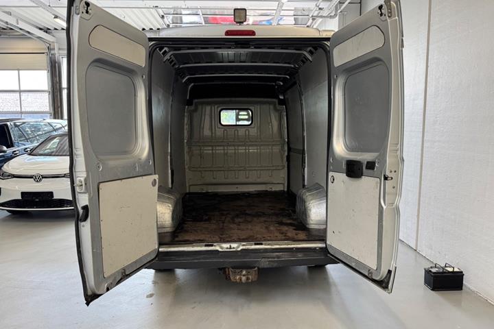 Grå Peugeot Boxer 330 fra 2008