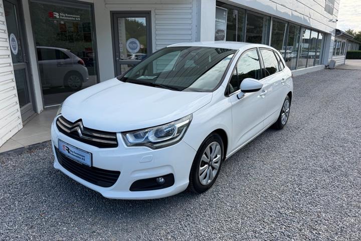 Hvid Citroën C4 fra 2015 set udefra