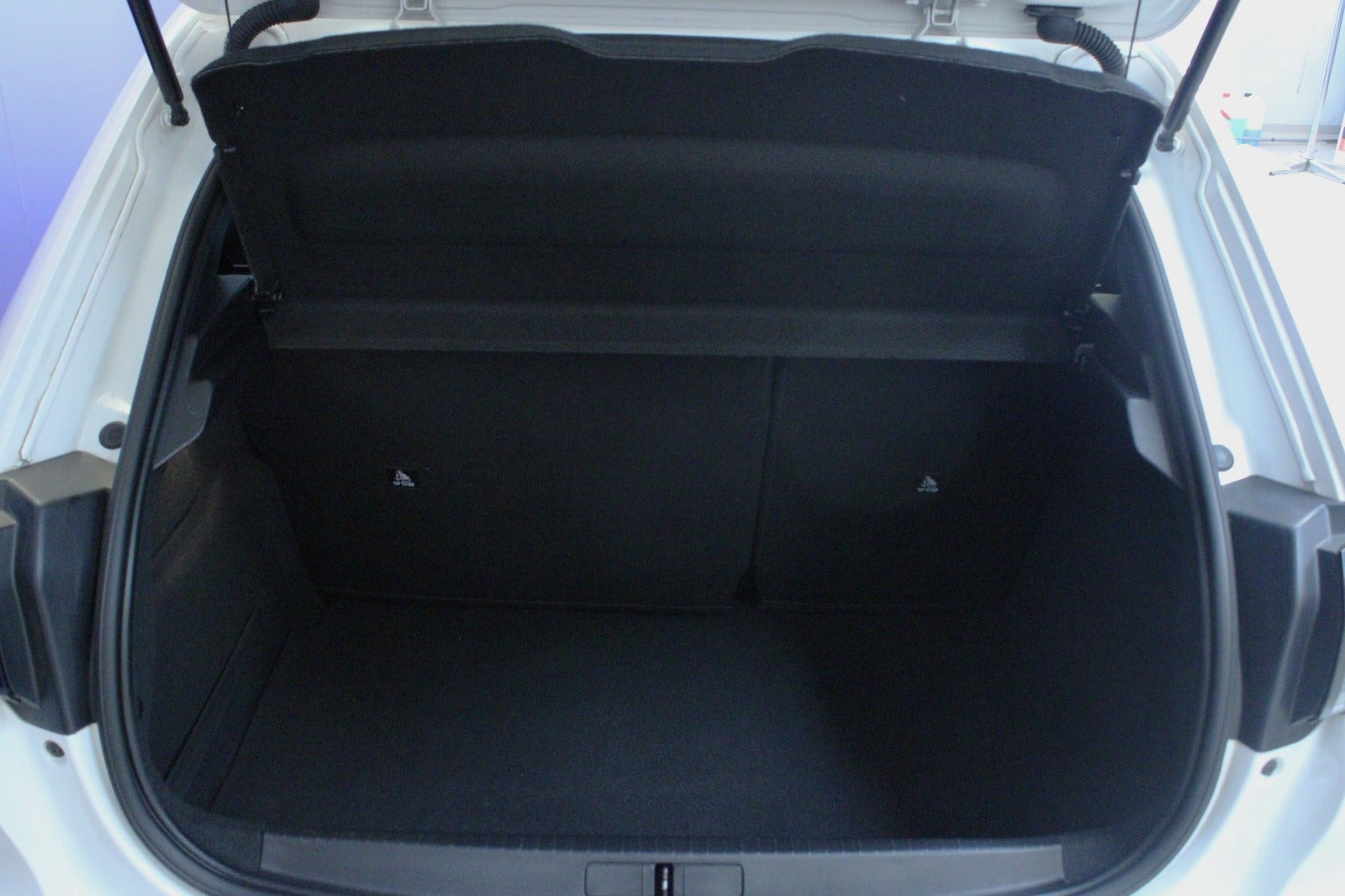 Hvid Peugeot e-208 fra 2023