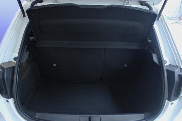 Hvid Peugeot e-208 fra 2023