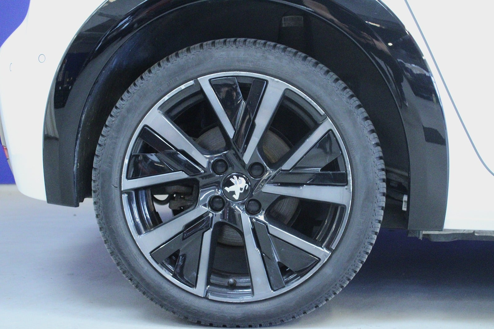 Hvid Peugeot e-208 fra 2023