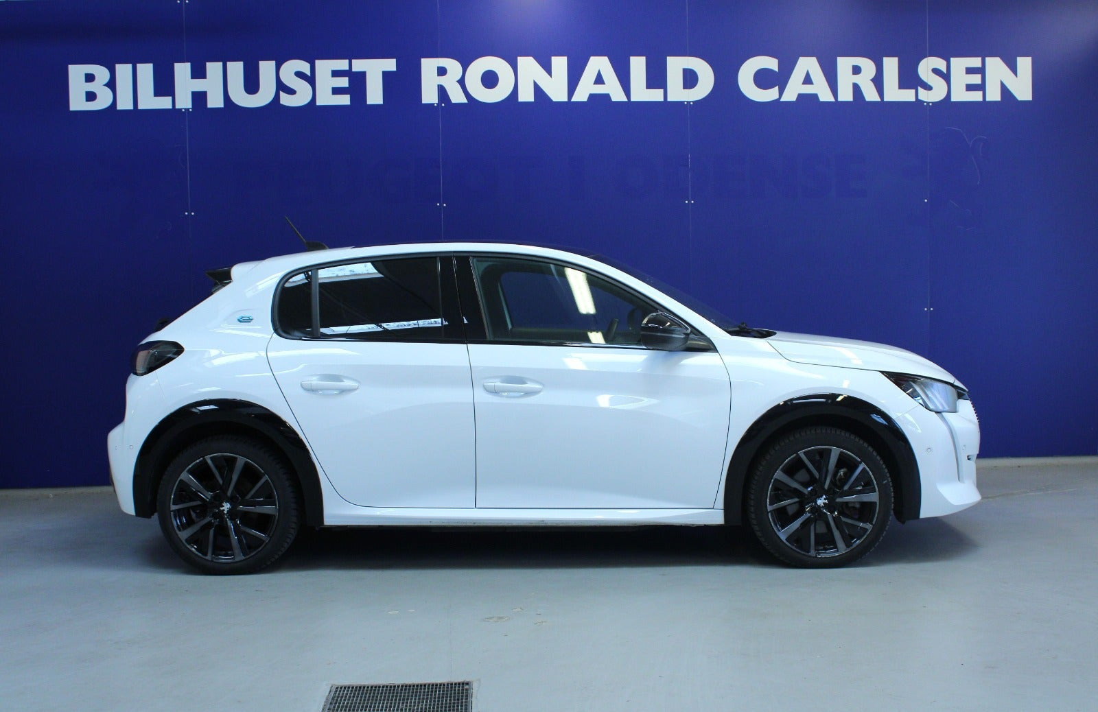 Hvid Peugeot e-208 fra 2023